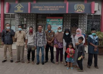 Tim Penasehat Hukum dari LBH Akar Rumput Muba, mendampingi terdakwa Syahrizal bin Rahmad (45) dan Yudi bin Samiran (41), keluar dari Lapas Kelas II B Sekayu, Jumat (26/03/2021) (fornews.co/ist)  
