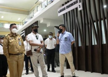 Kepala DPMPTSP Kota Palembang Akhmad Mustain menjelaskan mengenai berbagai layanan yang tersedia di MPP Palembang kepada tim Kementerian Koordinator Bidang Kemaritiman dan Investasi RI, Selasa (16/3/2021). (fornews.co/bakohumas palembang)