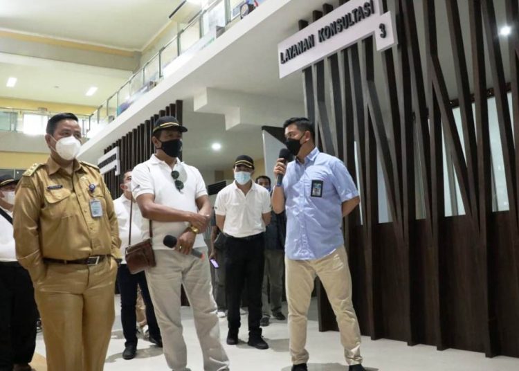 Kepala DPMPTSP Kota Palembang Akhmad Mustain menjelaskan mengenai berbagai layanan yang tersedia di MPP Palembang kepada tim Kementerian Koordinator Bidang Kemaritiman dan Investasi RI, Selasa (16/3/2021). (fornews.co/bakohumas palembang)
