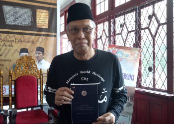 Ketua FKUB Sumatera Selatan Mal An Abdullah menunjukkan karya buku yang ia terbitkan, belum lama ini. (fornews.co/yuliasavitri)