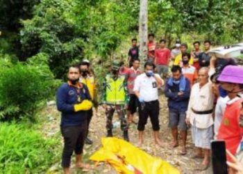 Petugas Polres Lahat dan Polsek Pulau Pinang dibantu TNI dan warga mengevakuasi mayat Fikri (66) dari Curup Air Petai, Senin (1/3/2021). (fornews.co/humas polres lahat)