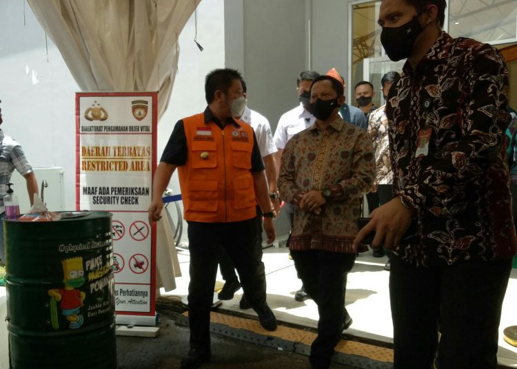 Mendagri RI Tito Karnavian didampingi Gubernur Sumsel Herman Deru bersiap memberikan keterangan pers usai meninjau pelaksanaan vaksinasi massal di Dinning Hall Wisma Atlet JSC Palembang, Rabu (31/03/21). (fornews.co/yuliasavitri)