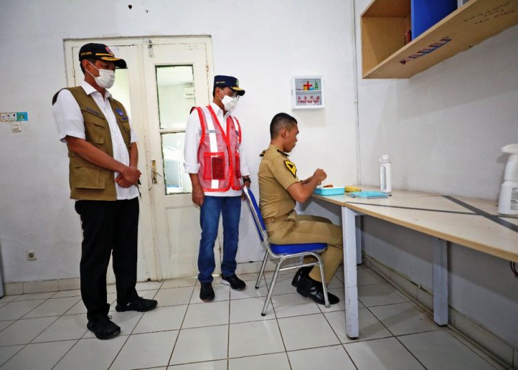 Kepala BNPB Doni Monardo bersama Menteri Perhubungan Budi Karya Sumadi melihat protokol kesehatan ketat tata cara makan bagi taruna dan taruni dalam persiapan Kegiatan Belajar Mengajar (KBM) secara tatap muka yang rencananya akan dilakukan oleh Politeknik Penerbangan Indonesia (PPI) di Curug, Kabupaten Tangerang, Sabtu (6/3/2021). (fornews.co/bnpb/danung arifin)