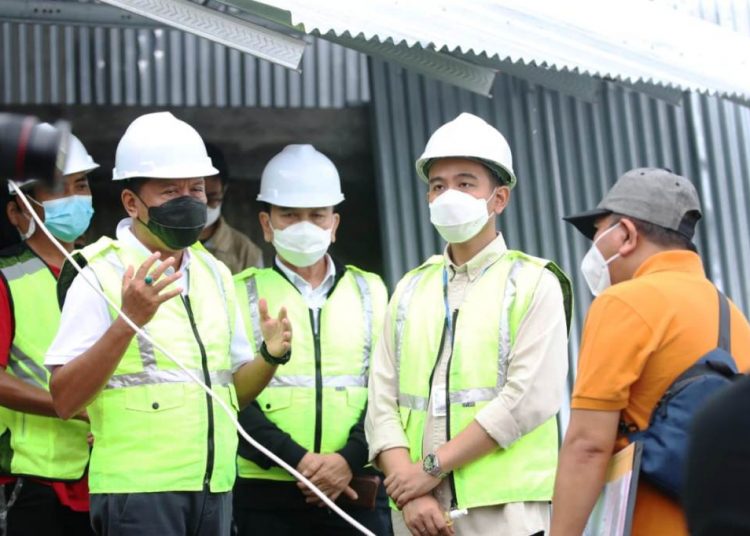Menpora Zainudin Amali bersama Wali Kota Solo Gibran Rakabuming Raka saat meninjau beberapa venue olahraga di Kota Solo, Sabtu (20/3/2021). (fornews.co/humas kemenpora)