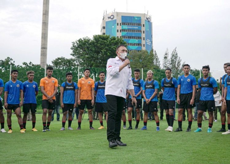 Ketua Umum PSSI Mochamad Iriawan memberi semangat kepada para pemain Timnas U23 di Komplek GBK, Senayan, Jakarta. (fornews.co/pssi)