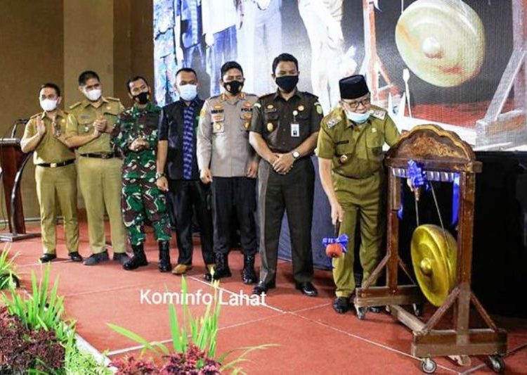 Wabup Lahat Haryanto memukul gong menandai dibukanya Musrenbang RKPD Tahun 2022 di Hotel Grand Zuri Lahat, Senin (29/3/2021). (fornews.co/kominfo lahat)