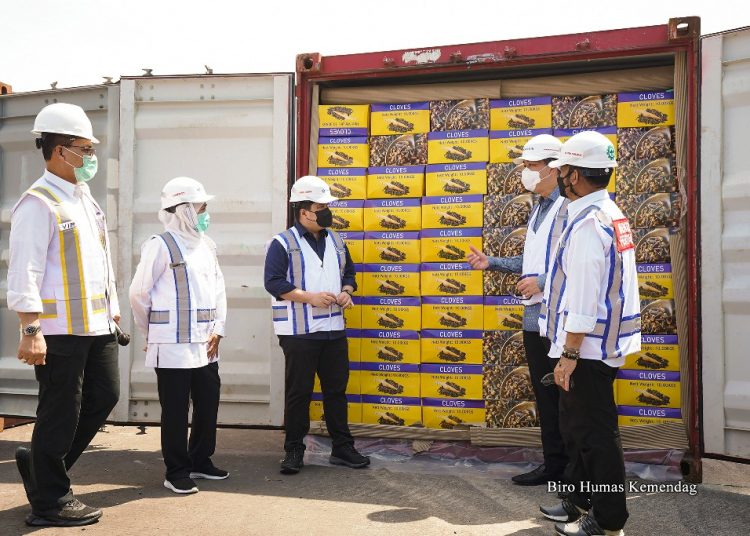 Mendag Muhammad Lutfi, Mentan Syahrul Yasin Limpo, Menteri BUMN Erick Thohir, dan Gubernur Jawa Timur Khofifah Indar Parawansa saat melakukan pelepasan ekspor bersama produk pertanian ke 12 negara di Surabaya, Jawa Timur (Jatim), Jumat (12/3/2021). (fornews.co/humas kemendag)