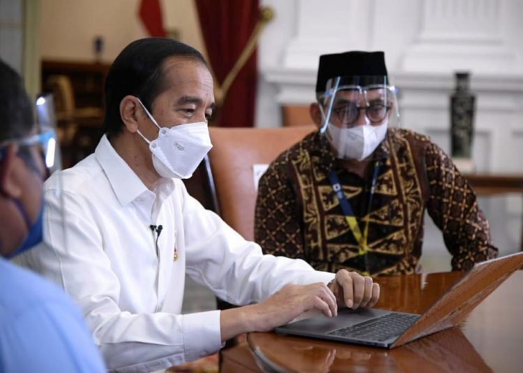 Presiden Joko Widodo saat mengisi laporan SPT Tahun 2020 melalui aplikasi daring e-filing, di Istana Merdeka, Jakarta, Rabu (3/3/2021). (fornews.co/bpmi setpres/lukas)