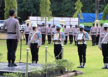 Kapolres OKU Timur AKBP Dalizon saat memimpin upacara pemberhentian tidak dengan hormat (PTDH) terhadap dua anggota di halaman Mapolres OKU Timur, Selasa (23/3/2021). (fornews.co/humas polres oku timur)