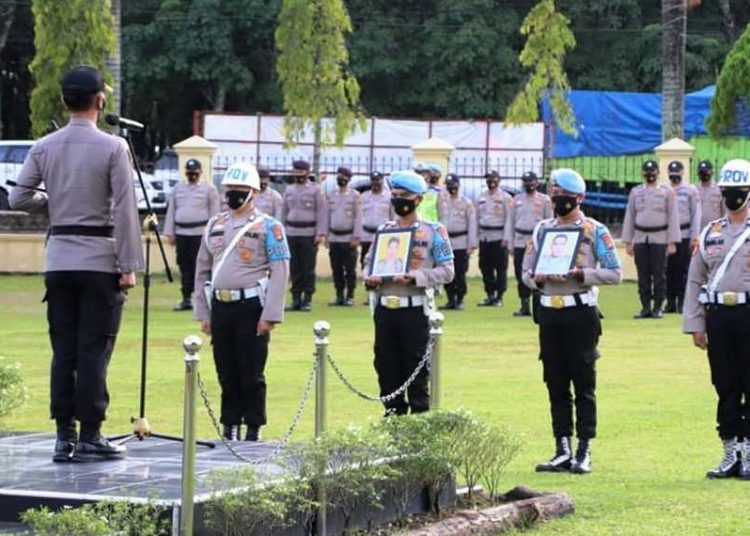 Kapolres OKU Timur AKBP Dalizon saat memimpin upacara pemberhentian tidak dengan hormat (PTDH) terhadap dua anggota di halaman Mapolres OKU Timur, Selasa (23/3/2021). (fornews.co/humas polres oku timur)