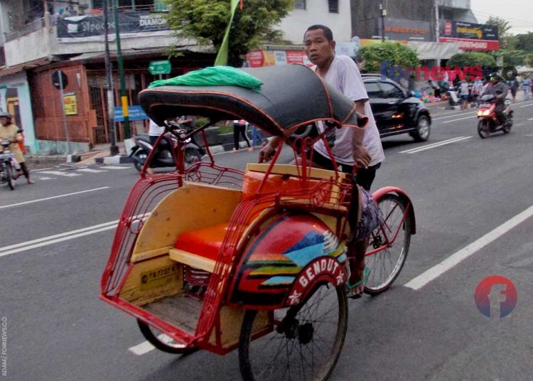 MODA transportasi tradisional lokal Jogja yang kini mulai terpinggirkan masih melenggang di Jalan KHA Dahlan pada tahun 2017. (foto fornews.co/adam)