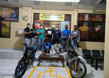 Tim Alap-alap Polsek Semendo mengamankan dua pelaku Curanmor beserta barang bukti kejahatan di Mapolsek Semendo, Rabu malam (17/3/2021). (fornews.co/humas polsek semendo)