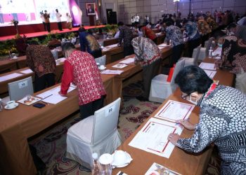 Menteri PANRB Tjahjo Kumolo dan Menkumham Yasonna Laoly menyaksikan bupati dan wali kota dari 38 daerah menandatangani komitmen pembangunan Mal Pelayanan Publik (MPP) di Jakarta, Selasa (2/3/2021). (fornews.co/humas kemenpanrb)