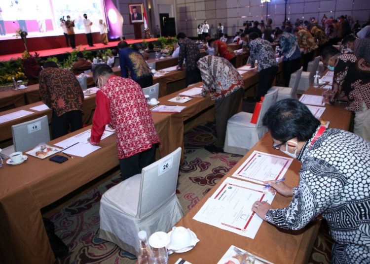 Menteri PANRB Tjahjo Kumolo dan Menkumham Yasonna Laoly menyaksikan bupati dan wali kota dari 38 daerah menandatangani komitmen pembangunan Mal Pelayanan Publik (MPP) di Jakarta, Selasa (2/3/2021). (fornews.co/humas kemenpanrb)