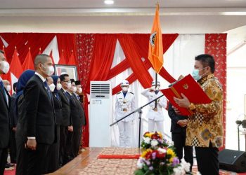 Gubernur Sumsel Herman Deru saat mengukuhkan kepengurusan DPP IKAPTK Sumsel periode 2021-2026 di Griya Agung Palembang, Minggu (7/3/2021). (fornews.co/kominfo sumsel)