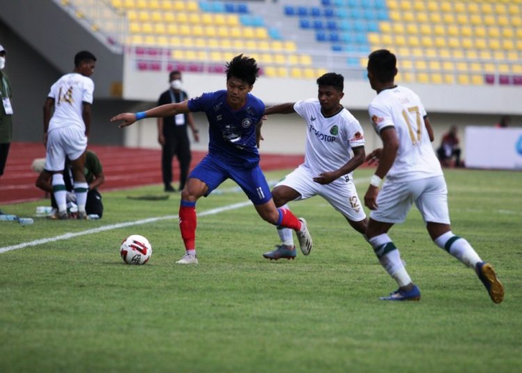 Pemain Arema FC dijaga pemain Persikabo 1973 pada pertandingan grup A Piala Menpora 2021 di Stadion Manahan Solo, Minggu (21/3/2021). (fornews.co/pssi)