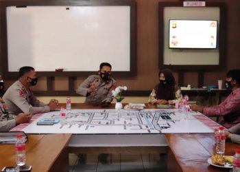 Waka Polres Muara Enim Kompol Agung Adhitya Prananta saat mengikuti pelatihan bahasa isyarat di Mapolres Muara Enim, Rabu (24/3/2021). (fornews.co/humas polres muara enim)