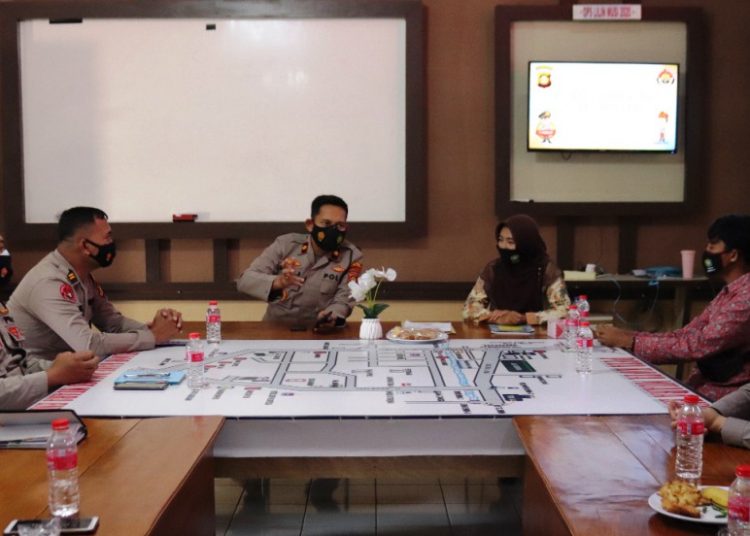 Waka Polres Muara Enim Kompol Agung Adhitya Prananta saat mengikuti pelatihan bahasa isyarat di Mapolres Muara Enim, Rabu (24/3/2021). (fornews.co/humas polres muara enim)