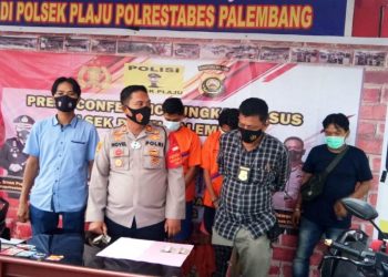 Kapolsek Plaju Iptu Novel Siswandi didampingi Kanit Reskrim Iptu Abdul Wahab saat press release pelaku begal di Tegal Binangun, Kamis (4/3/2021). (fornews.co/humas polsek plaju)