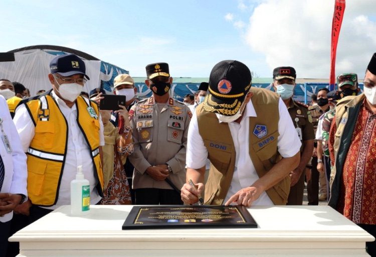 Ketua Satgas Penanganan Covid-19 Doni Monardo menandatangani prasasti pada peresmian Rumah Sakit (RS) Covid-19 RSUD Ir Soekarno di Kabupaten Bangka, Provinsi Kepulauan Bangka Belitung, Kamis (18/3/2021). (fornews.co/humas bnpb)