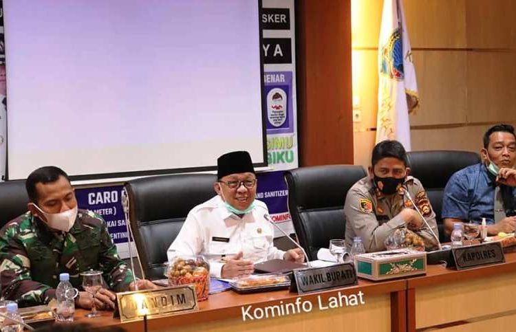 Wakil Bupati Lahat Haryanto bersama Forkopimda menggelar Rakor bersama jajaran OPD di Ops Room Pemkab Lahat, Rabu (24/3/2021). (fornews.co/kominfo lahat)