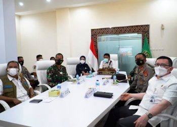 Gubernur Sumsel Herman Deru didampingi Forkopimda Sumsel mengikuti Rakornas Penanggulangan Bencana 2021 bersama Presiden RI Joko Widodo secara virtual, Rabu (3/3/2021). (fornews.co/humas provinsi sumsel)