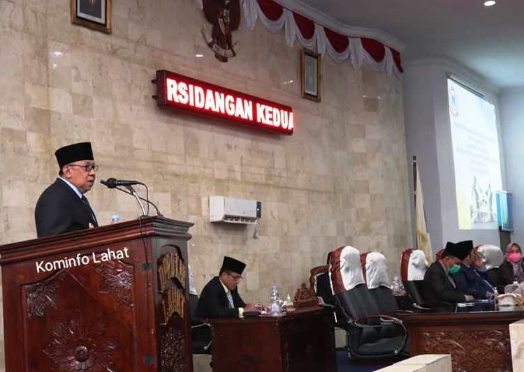 Wakil Bupati Lahat Haryanto menyampaikan sambutan pada rapat paripurna DPRD Lahat, Senin (22/3/2021). (fornews.co/kominfo lahat)