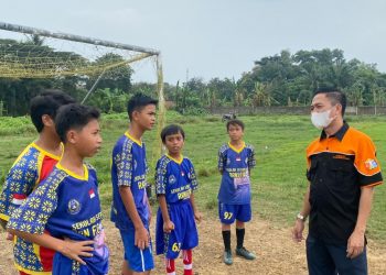 Presiden Klub PS Palembang, Ratu Dewa memberikan motivasi kepada siswa SSB Ranstar saat berlatih di lapangan pebem PT Panca di Kelurahan Karang Anyar, Kecamatan Gandus, Selasa (16/03/2021) siang. (fornews.co/ist)