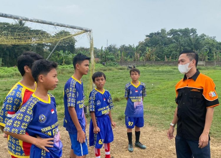 Presiden Klub PS Palembang, Ratu Dewa memberikan motivasi kepada siswa SSB Ranstar saat berlatih di lapangan pebem PT Panca di Kelurahan Karang Anyar, Kecamatan Gandus, Selasa (16/03/2021) siang. (fornews.co/ist)