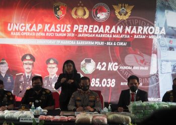 Direktur Tindak Pidana Narkoba Bareskrim Polri, Brigjen Krisno Halomoan Siregar menerangkan pengungkapan peredaran narkoba jaringan internasional dalam jumpa pers di Gedung Bareskrim Polri, Jakarta Selatan, Selasa (30/3/2021). (fornews.co/humas polri)