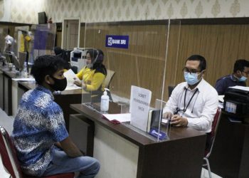 Pemohon SKCK sedang memproses pembayaran biaya pembuatan SKCK di Mapolrestabes Palembang, Jumat (26/3/2021). (fornews.co/humas polrestabes palembang)