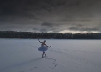Ilmira menarikan Swan Lake di atas es bersuhu  - 15 C. (fornews.co/ist/youtube BBC News)