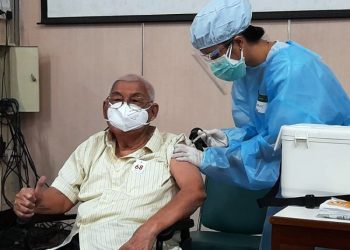 Seorang warga Lansia sedang divaksinasi di Sentra Vaksinasi Serviam, Sabtu (20/3/2021). (fornews.co/bkpm kemenkes)