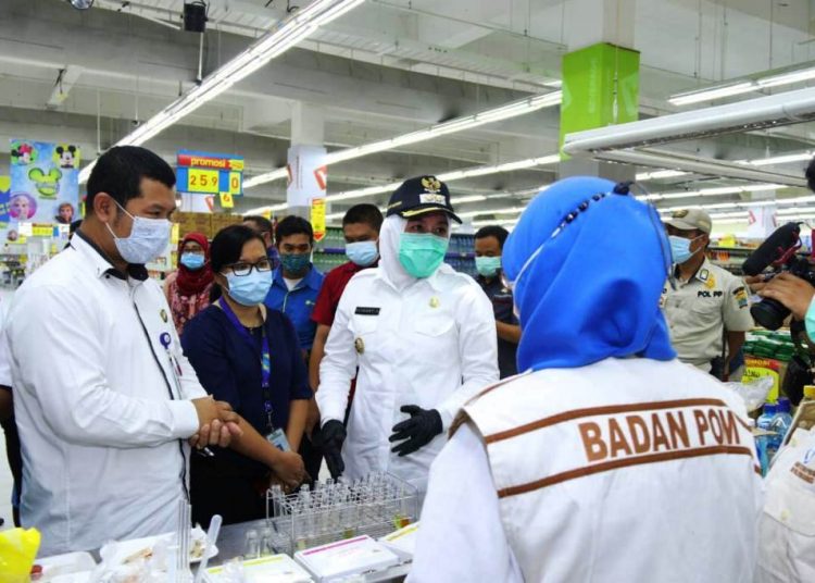 Wakil Wali Kota Palembang Fitrianti Agustinda saat Sidak bahan pangan bersama BBPOM Palembang di Hypermart PSx Mal, Kamis (18/3/2021). (fornews.co/bakohumas palembang)