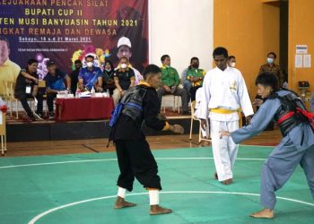 Dua atlet pencak silat Muba bertarung di Kejuaraan Pencak Silat Bupati Cup II tahun 2021 yang digelar di SMK Negeri 3 Sekayu, Jumat (19/3/2021). (fornews.co/humas pemkab muba)
