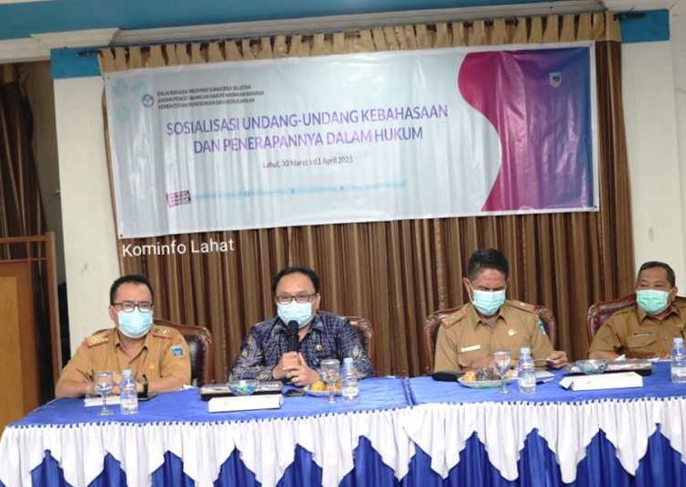 Pj Sekda Lahat Deswan Irsyad menghadiri sosialisasi UU Kebahasaan dan Penerapannya dalam Hukum yang dilakukan Balai Bahasa Provinsi Sumsel di meeting room Hotel Buser, Lahat, Selasa (30/3/2021). (fornews.co/kominfo lahat)