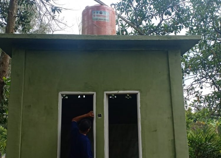 Pembangunan MCK Komunal di Kampung Jawi, Kalidoni menjadi target kegiatan TMMD ke-110 di Palembang. (fornews.co/ist/Media Center Korem 044/GAPO)