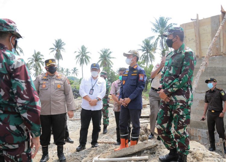 Sekda Palembang Ratu Dewa bersama Forkopimda meninjau lokasi TMMD di Kampung Jawi, Kelurahan Sei Selincah, Kecamatan Kalidoni, Kamis (18/3/2021). (fornews.co/bakohumas palembang)