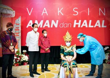 Presiden RI Joko Widodo meninjau pelaksanaan vaksinasi massal yang digelar di Haris Hotel & Residences Sunset Road, Kota Denpasar, Bali, Selasa (16/3/2021). (fornews.co/bpmi setpres/laily rachev)