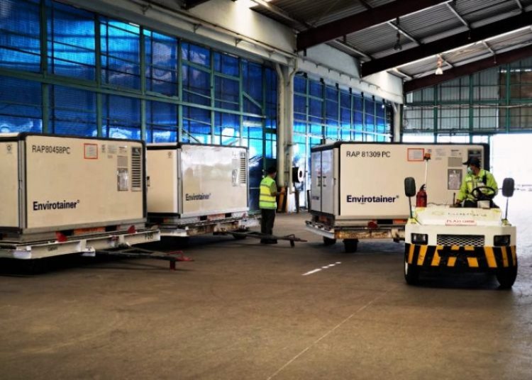 Sebanyak 16 juta bulk vaksin Sinovac yang dikemas dalam 9 envirotainer kembali tiba di Indonesia melalui Bandara Soekarno-Hatta, Kamis (25/3/2021). (fornews.co/bkpm kemenkes)