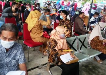 Para CJH Lansia sedang antre menunggu vaksinasi Covid-19 di salah satu Puskesmas di Kota Palembang, Kamis (25/3/2021). (fornews.co/bakohumas palembang)