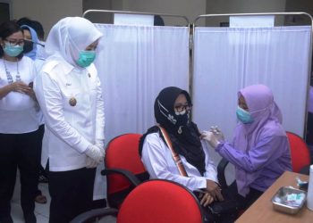 Wakil Wali Kota Palembang Fitrianti Agustinda meninjau pelaksanaan vaksinasi guru di RSUD Gandus, Rabu (24/3/2021). (fornews.co/bakohumas palembang)