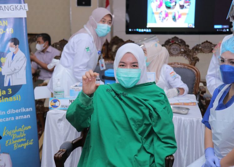 Wakil Wali Kota Palembang Fitrianti Agustinda menerima vaksinasi dosis  kedua di rumah dinas wali kota, Senin (15/3/2021). (fornews.co/Bakohumas Palembang)