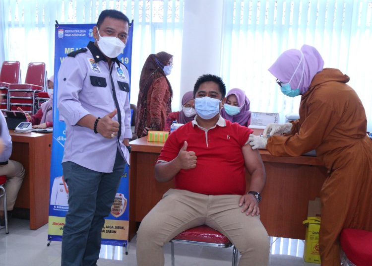 Kepala Dinas Kominfo Kota Palembang, Edison (kiri) meninjau pelaksanaan vaksinasi ASN di lingkungan Diskominfo Palembang, Jumat (12/3/21). (fornews.co/Diskominfo Sumsel)