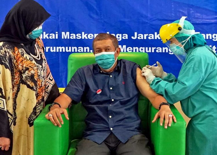 WALI Kota Yogyakarta, Haryadi Suyuti, menerima vaksin Covid-19 dosis pertama di Rumah Sakit Pratama, Jum’at (5/3/2021). (foto fornews.co/pemkot jogja)