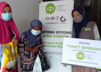 Relawan IZI Sumsel menyerahkan bantuan paket Sembako kepada salah seorang janda duafa di Palembang, Senin (1/3/2021). (fornews.co/izi sumsel)