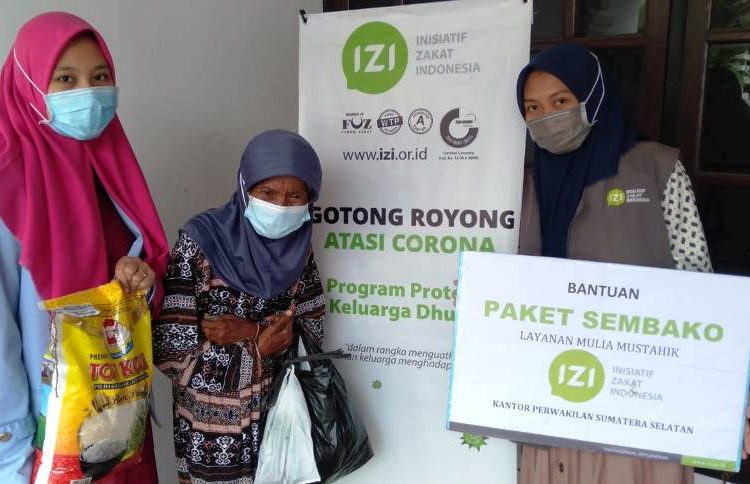 Relawan IZI Sumsel menyerahkan bantuan paket Sembako kepada salah seorang janda duafa di Palembang, Senin (1/3/2021). (fornews.co/izi sumsel)