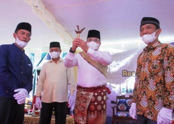 Bupati Muba Dodi Reza Alex menunjukkan keris yang didapatnya seiring disematkannya gelar Anak Meraje Semende oleh warga Semendo di Desa Aremantai, Kecamatan Semendo Darat Ulu, Kabupaten Muara Enim, Senin (1/3/2021). (fornews.co/humas pemkab muba)