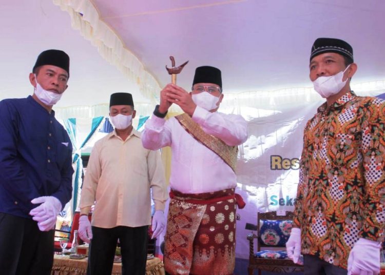 Bupati Muba Dodi Reza Alex menunjukkan keris yang didapatnya seiring disematkannya gelar Anak Meraje Semende oleh warga Semendo di Desa Aremantai, Kecamatan Semendo Darat Ulu, Kabupaten Muara Enim, Senin (1/3/2021). (fornews.co/humas pemkab muba)