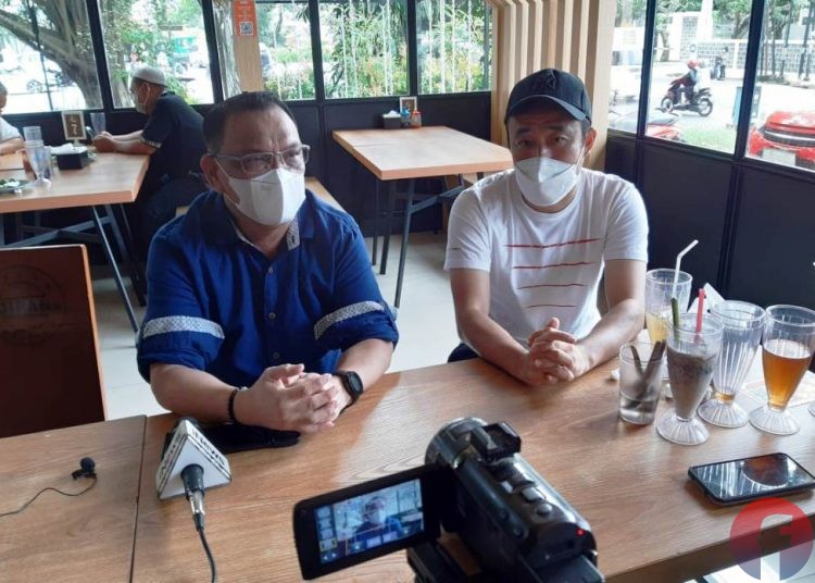 Manajer Muba United Achmad Haris bersama Yu Hyun-koo, Senin (1/3/2021). (fornews.co/iwan setiawan)